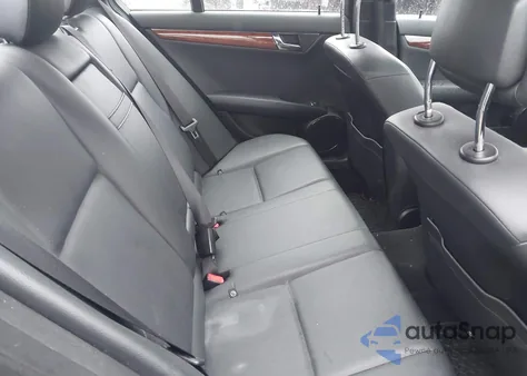 2011 Mercedes-Benz C 300 Luxury/Sport z USA, uszkodzony, nr VIN WDDGF5EB3BR178428